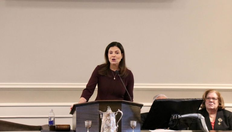 Ayotte Promises to Close Down Sanctuary Cities and Towns