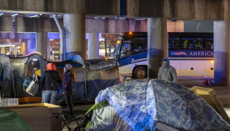 Before the Super Bowl, the governor forces homeless people to leave the New Orleans Superdome