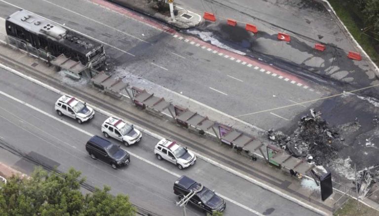 Small Plane Crashes into Sao Paulo Avenue After Losing Altitude, 2 Dead