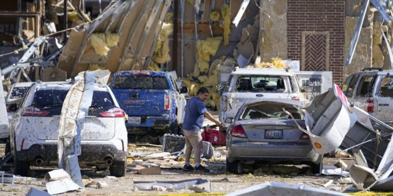 Severe Storms Sweep Through Midwest, Killing 7 and Stranding Hundreds of Thousands Without Power